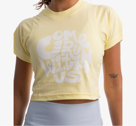 Crop top mujer color amarillo claro, vista frontal con gráfico, tela suave y ligera.