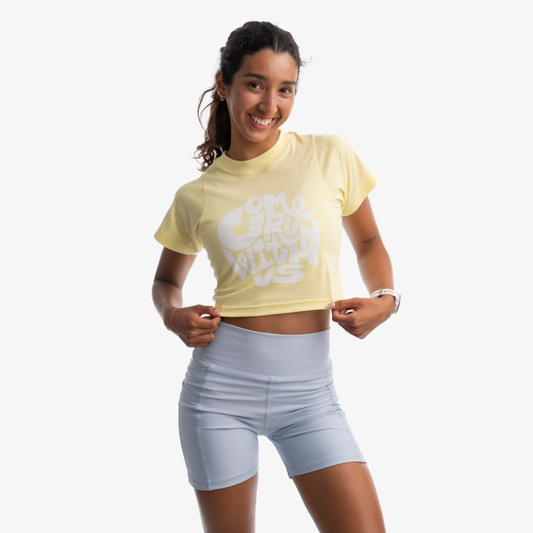Crop top mujer color amarillo claro, fit cómodo ideal para uso diario.