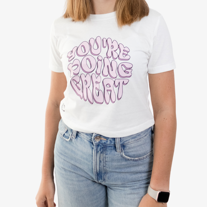 Crop top mujer color blanco, vista frontal con gráfico, tela ligera y cómoda.