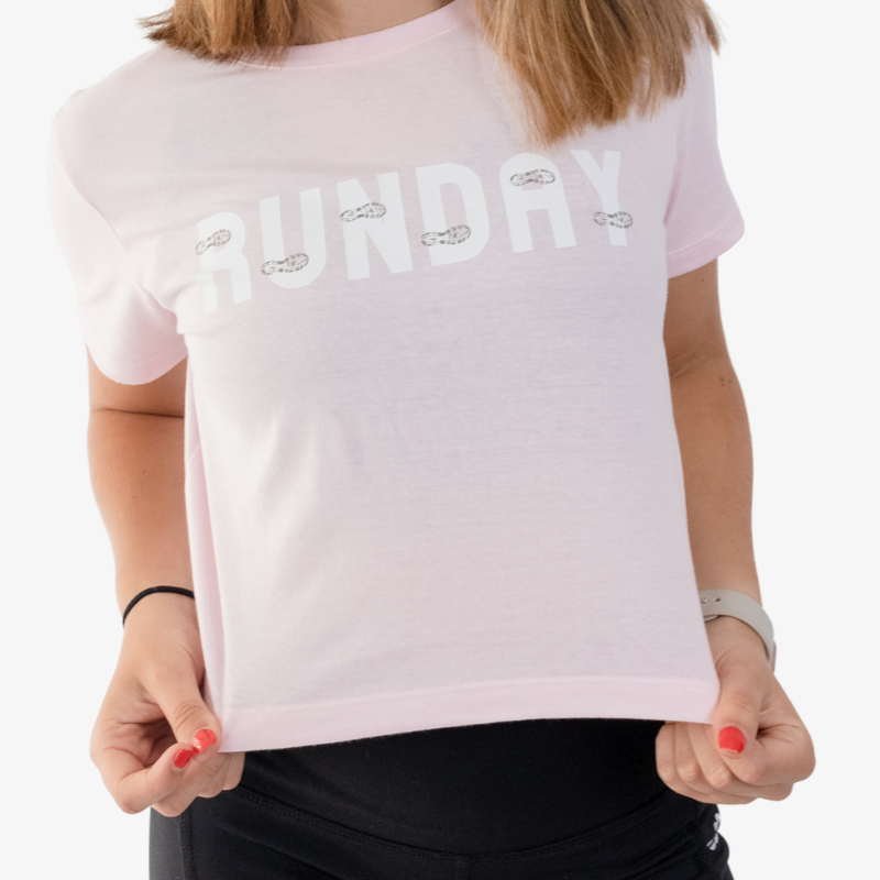 Crop top mujer color rosa, vista frontal con gráfico, tela suave y ligera.