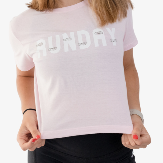 Crop top mujer color rosa, vista frontal con gráfico, tela suave y ligera.