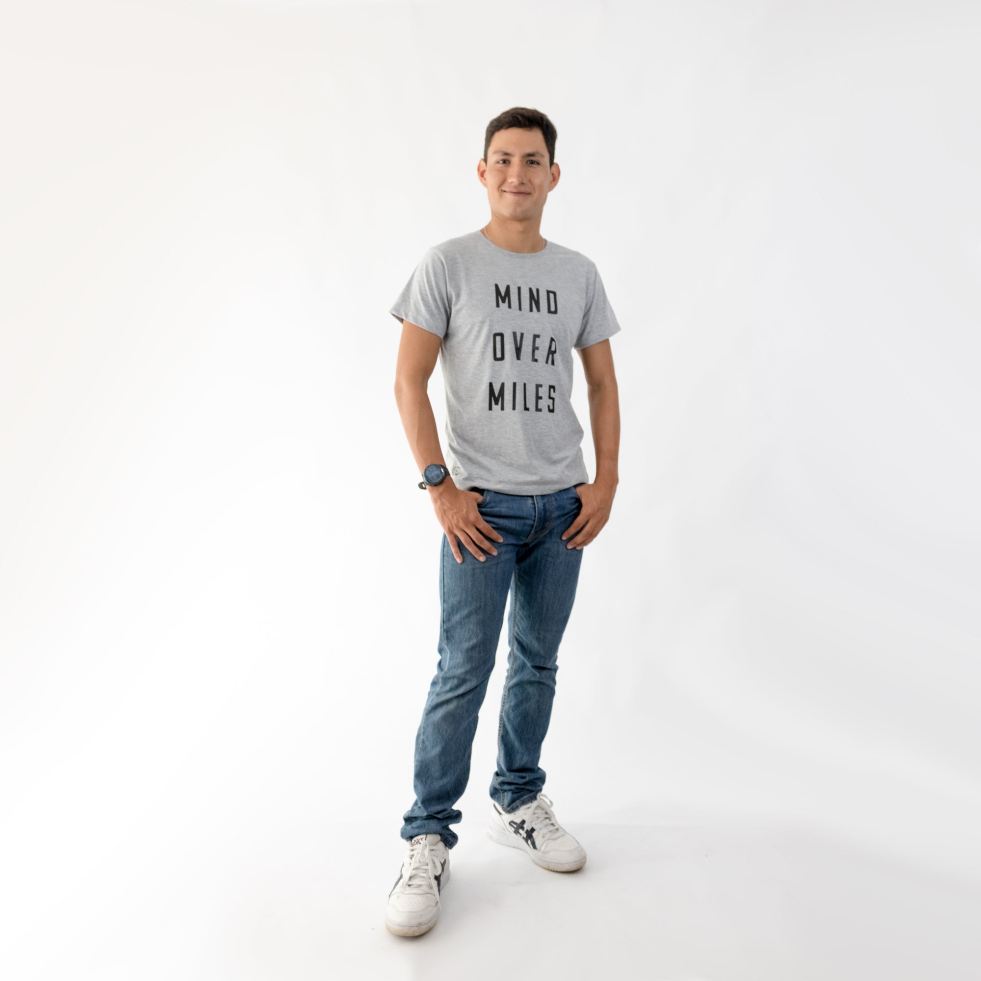 CAMISETA LIFESTYLE MAN GRAY MIND OVER MILES  | CINCO AM