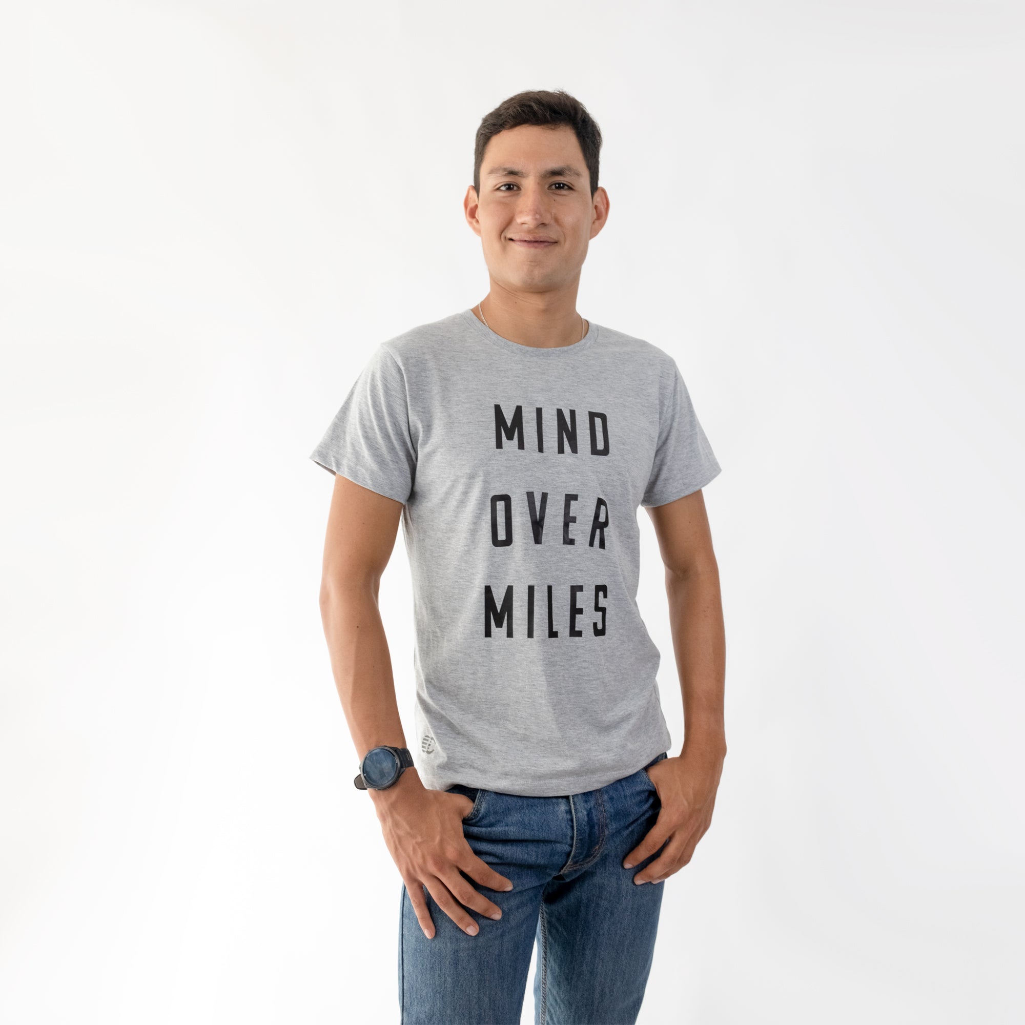 CAMISETA LIFESTYLE MAN GRAY MIND OVER MILES  | CINCO AM