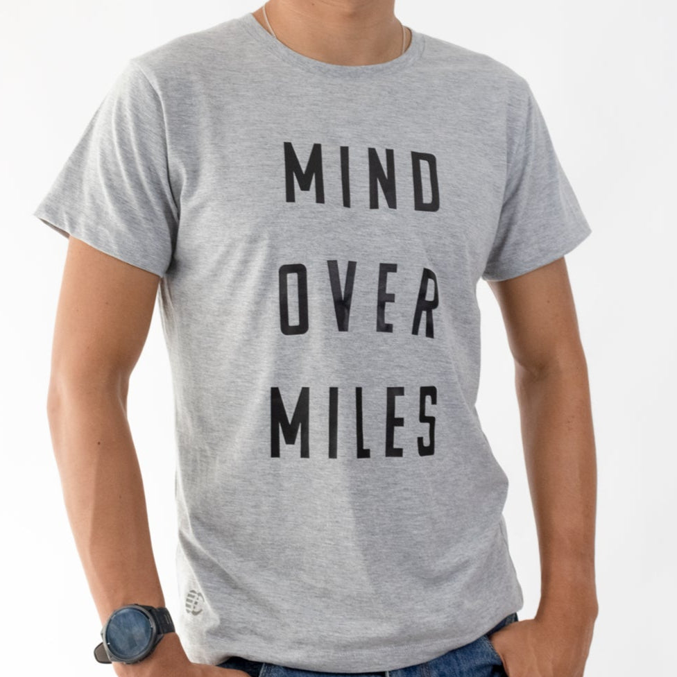 CAMISETA LIFESTYLE MAN GRAY MIND OVER MILES  | CINCO AM