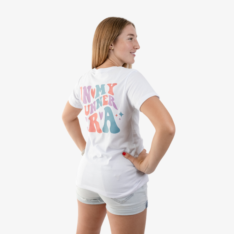 Polo mujer de algodón color blanco con gráfico, vista posterior, diseño casual.