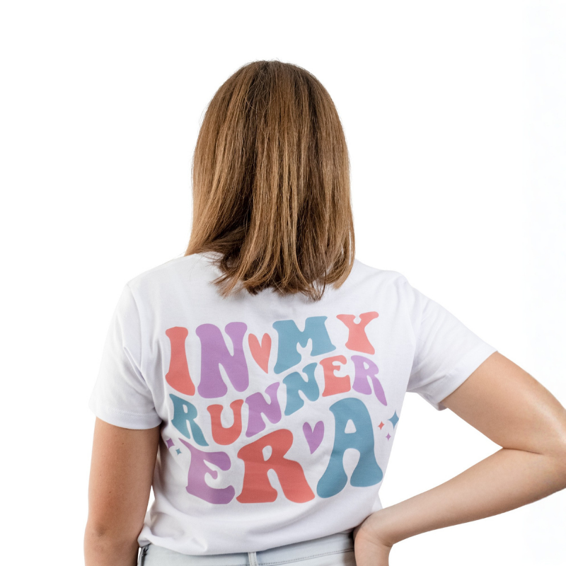 Polo mujer de algodón color blanco con gráfico, fit relajado para uso diario.