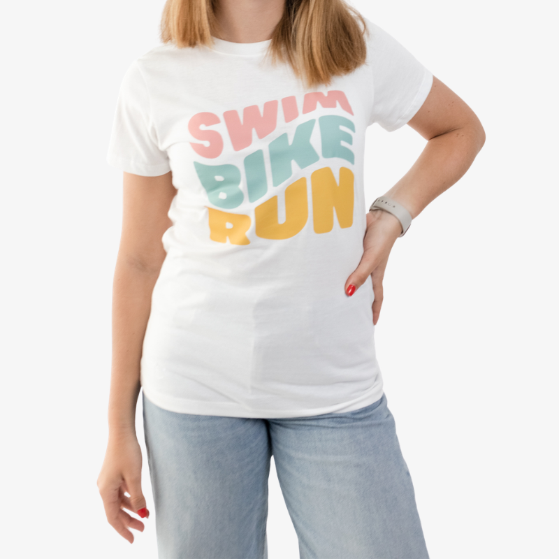 Polo mujer de algodón color blanco, vista frontal con gráfico, tela suave y cómoda.