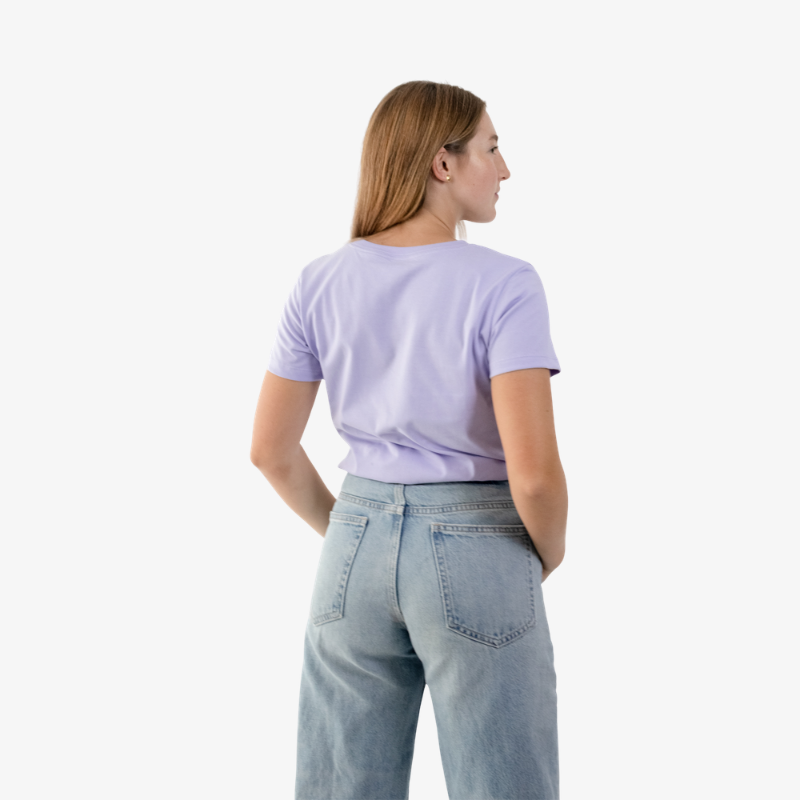 Polo mujer de algodón color lila, vista posterior, diseño casual de manga corta.