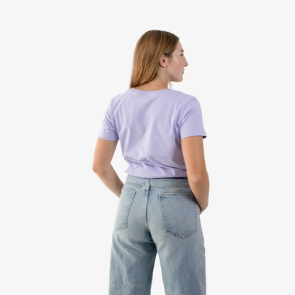 Polo mujer de algodón color lila, vista posterior, diseño casual de manga corta.