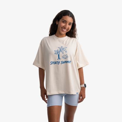 Polo mujer oversized color beige, vista frontal con gráfico, tela suave y ligera