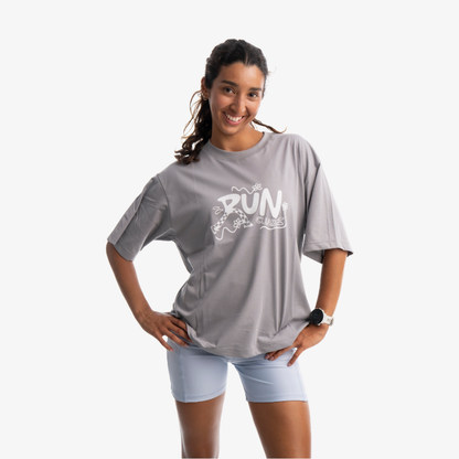 Polo mujer oversized color gris, vista frontal con gráfico, tela suave y cómoda.