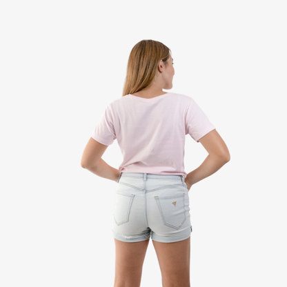 Polo mujer de algodón color rosa, vista posterior, diseño casual de manga corta.