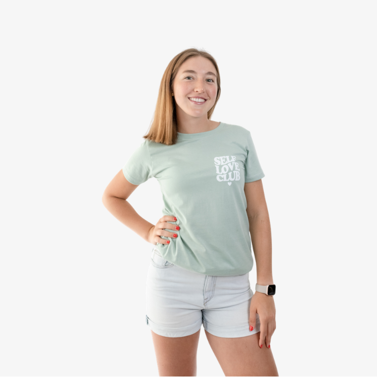 Polo mujer de algodón color verde agua, vista frontal con gráfico, tela suave y cómoda.