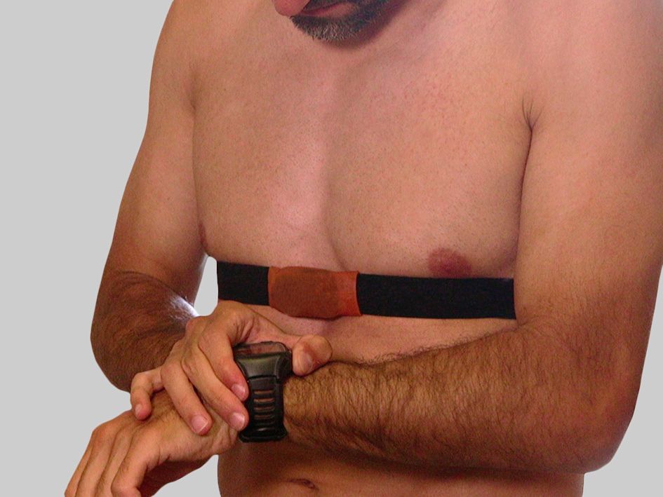PROTECTOR DE PULSOMETRO PARA AGUAS ABIERTAS COLOR NARANJA | MUGIRO - CINCO AM