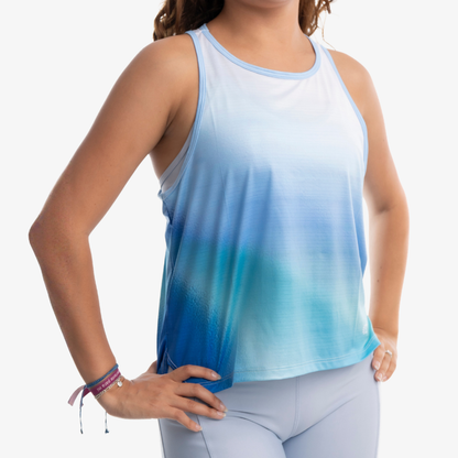 Tank deportivo mujer azul degradado, vista frontal, tela ligera y transpirable.