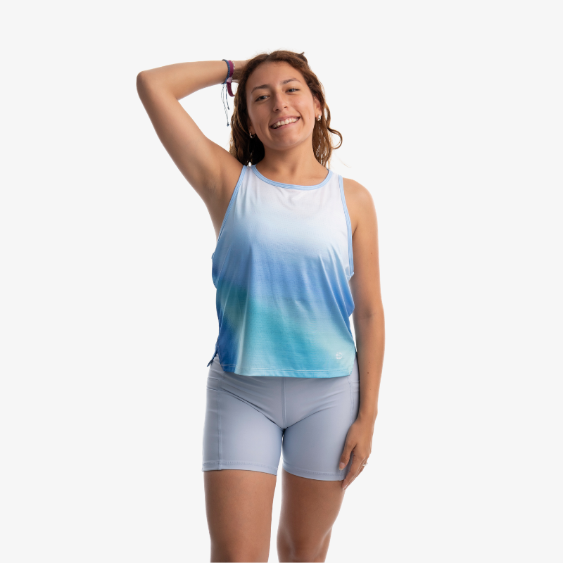 Tank deportivo mujer azul degradado, fit relajado ideal para entrenamiento.