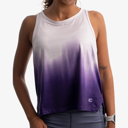 Tank deportivo mujer morado degradado, vista frontal, tela ligera y transpirable