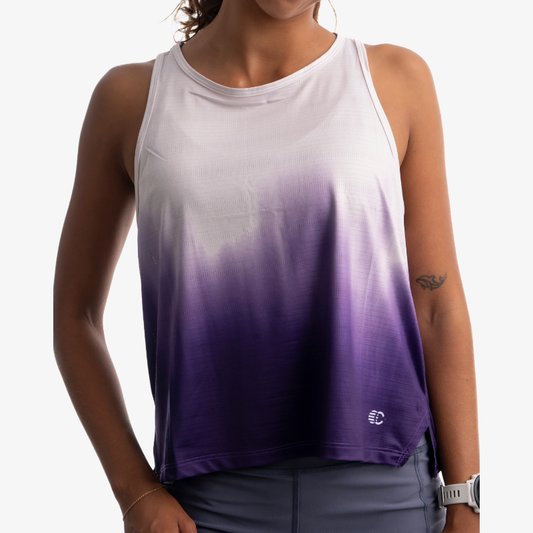 Tank deportivo mujer morado degradado, vista frontal, tela ligera y transpirable