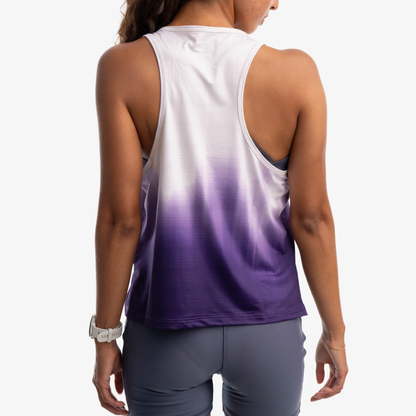 Tank deportivo mujer morado degradado, vista posterior, diseño sin mangas deportivo