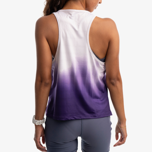 Tank deportivo mujer morado degradado, vista posterior, diseño sin mangas deportivo
